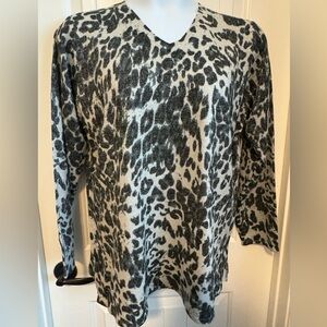 NWT Susan Graver Long Sleeve Metallic Thread Leopard Print V-Neck, Size Large